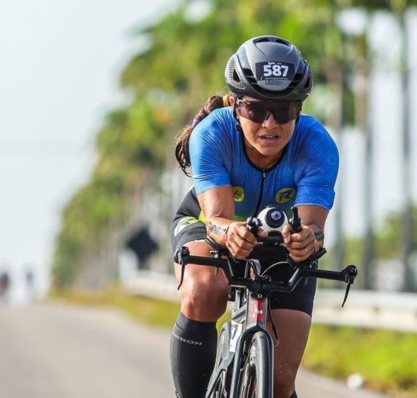 Aninha começou a se dedicar ao triathlon em agosto de 2019, superando desafios como a falta de experiência com bicicletas e uma rotina agitada.