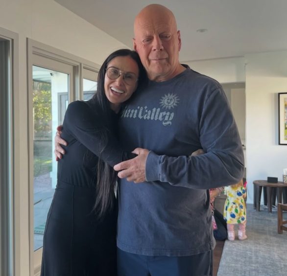 Demi Moore, assim como as outras duas filhas do astro, também publicou fotos com o ex-marido e escreveu: "Feliz aniversário, BW! Nós te amamos!
