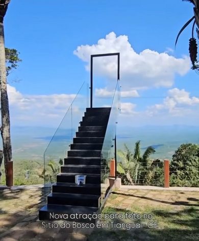 Escada 'para o céu' chama a atenção nas redes e atrai curiosos no Ceará