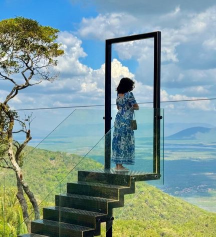 Escada 'para o céu' chama a atenção nas redes e atrai curiosos no Ceará