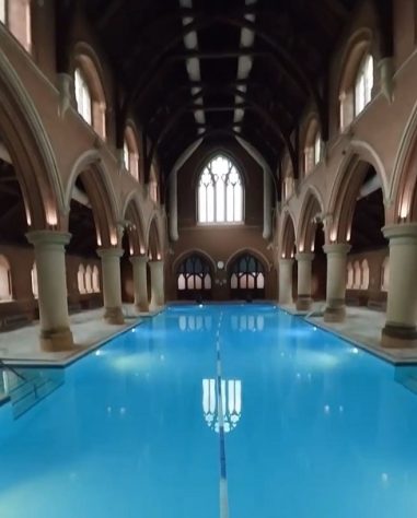 Piscina em capela de antigo hospital psiquiátrico vira atração em Londres