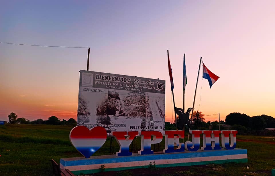 Ypejhú tem uma economia baseada na pecuária e no cultivo de soja.
A fronteira é porosa, com circulação diária de moradores entre os dois lados.
