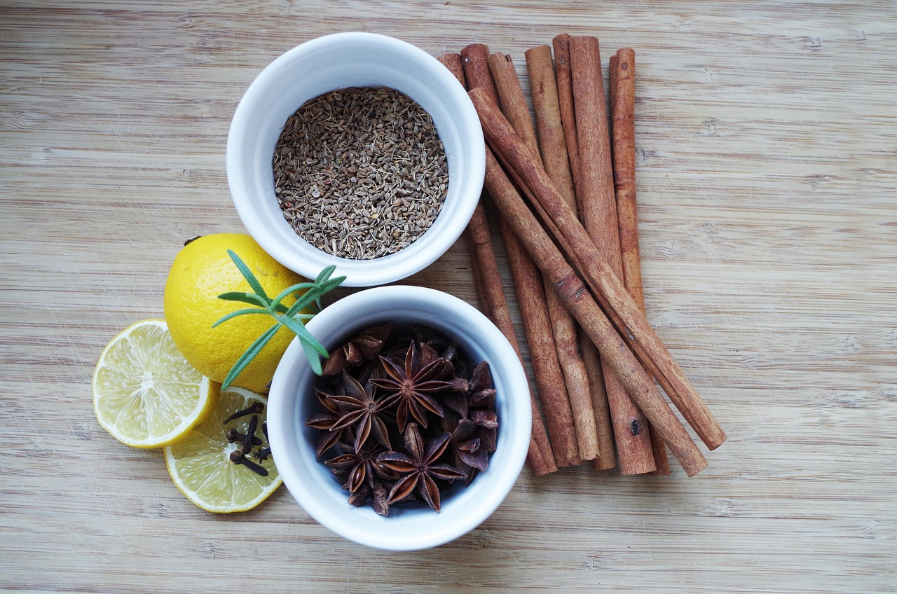 Devido ao seu potencial antioxidante, a canela pode ajudar a retardar o envelhecimento precoce e prevenir doenças crônicas, como a diabetes do tipo 2.