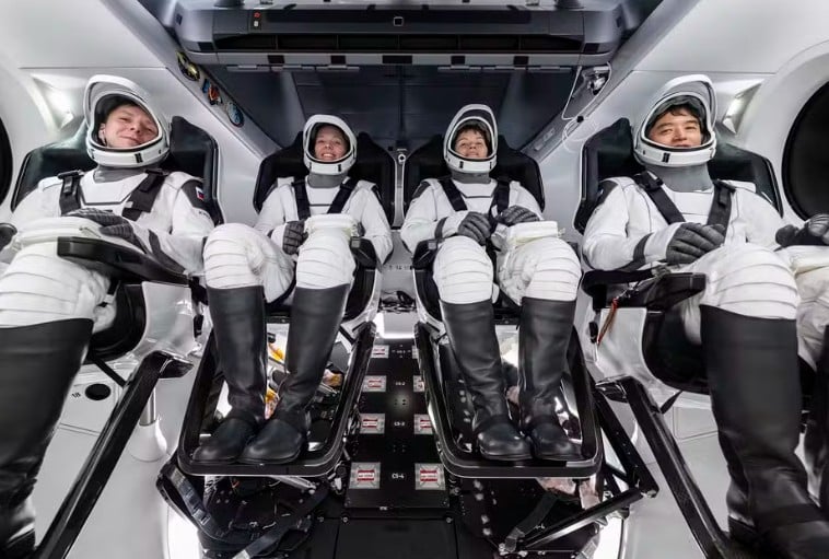 Na madrugada de 16/03, a cápsula Dragon Endurance, da SpaceX, com a tripulação que fez a troca de equipe na ISS, ancorou na Estação Espacial Internacional para resgatar a dupla de astronautas. A nave partiu do Centro Espacial Kennedy, na Flórida, impulsionada por um foguete Falcon 9 e levou cerca de 29 horas para chegar ao destino. 
