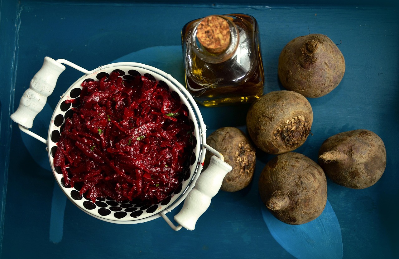 Além disso, a beterraba mantém a saúde dos olhos previne cataratas, pois contém vitamina A, um nutriente que evita o surgimento de xeroftalmia. Essa é uma doença causada pela deficiência dessa vitamina e que pode provocar secura, dificuldade de enxergar em ambientes escuros e cegueira.