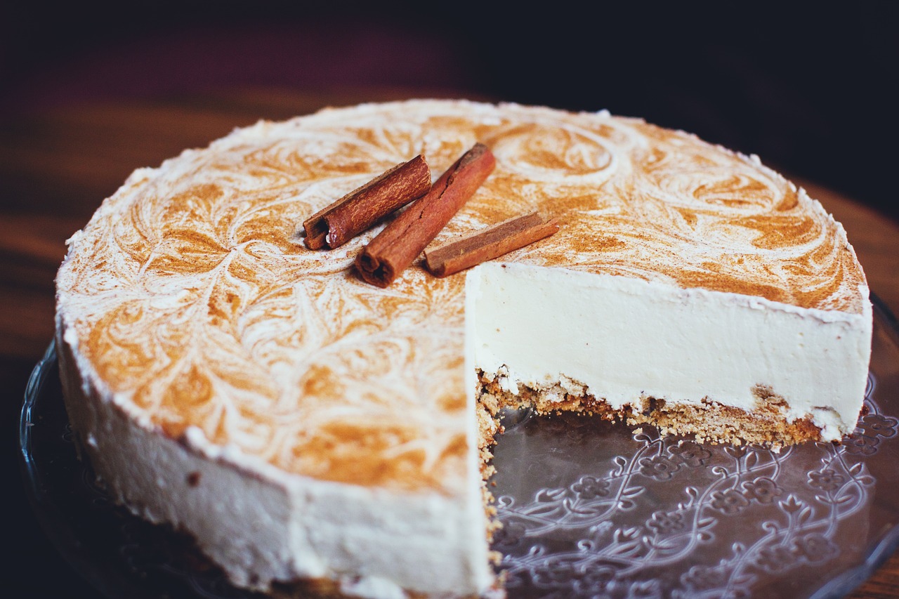 No contexto de pratos doces, a canela combina bem com frutas, especialmente maÃ§Ã£s e peras, sendo comum em receitas de tortas, bolos e doces. 
