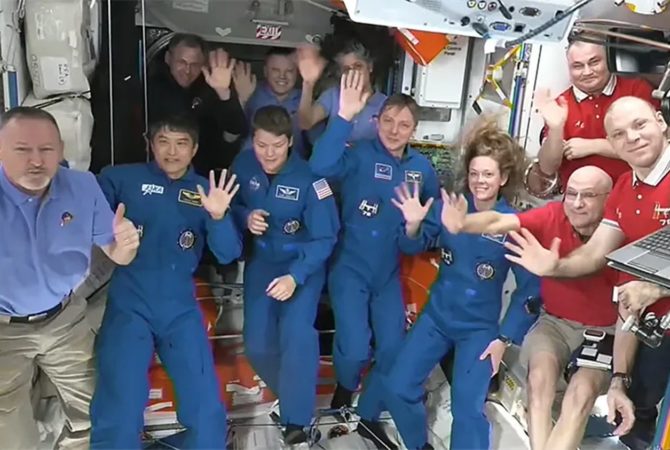 Após quase 9 meses ‘presos’ no espaço, astronautas chegam à terra nesta terça
