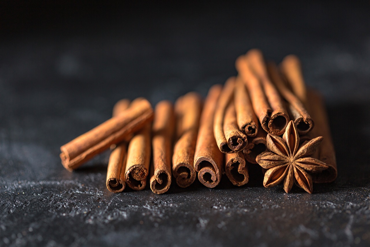 O termo "canela" também se refere à cor acastanhada da especiaria depois de moída. Ela é obtida a partir da espécie Cinnamomum verum, mas a maioria que circula no comércio internacional é derivada de espécies como  Cinnamomum cassia, que mede até 15 metros de altura.