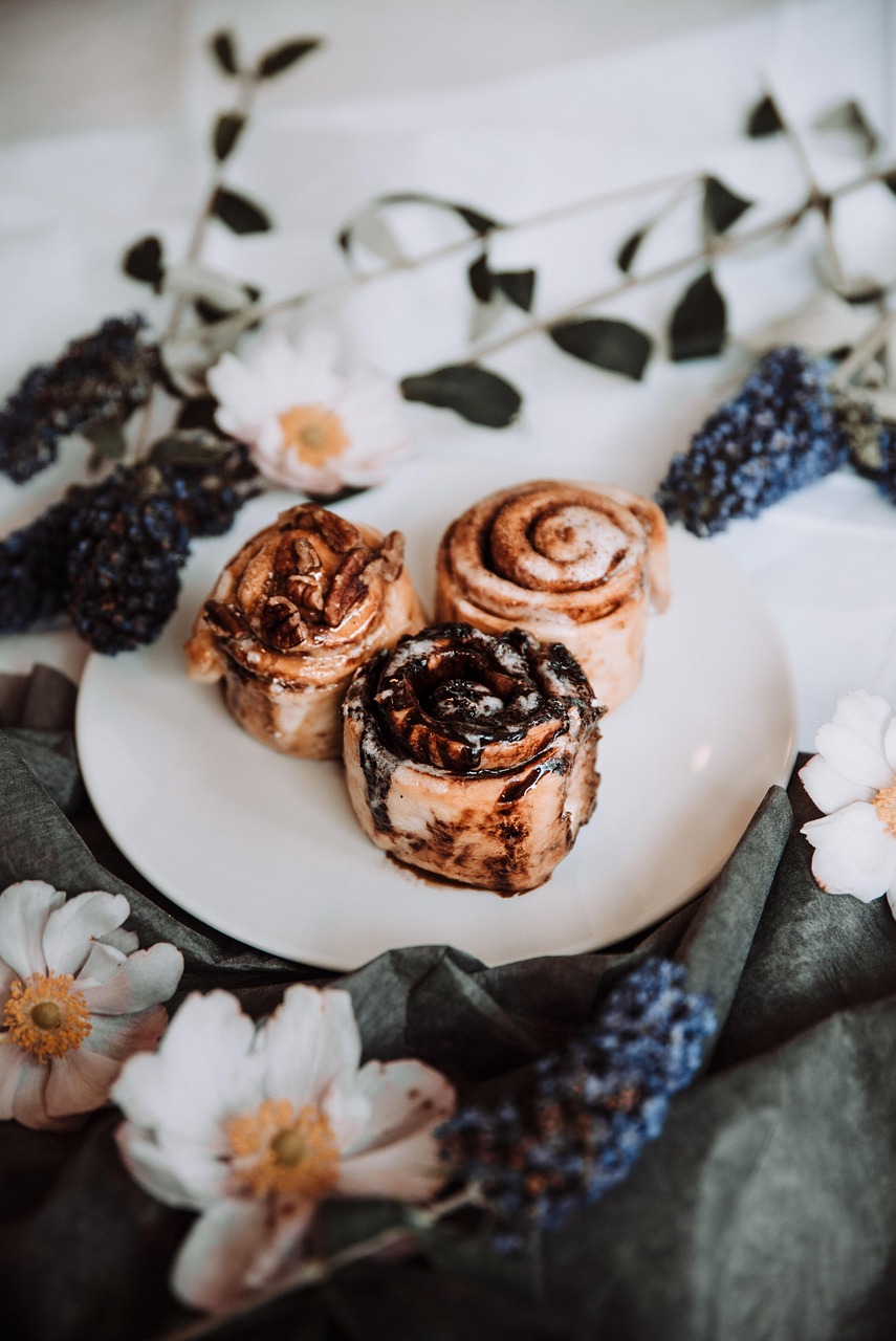 É usada em pequenas quantidades em doces, bebidas quentes e pratos salgados específicos. Em infusão, costuma ser consumida de forma ocasional.