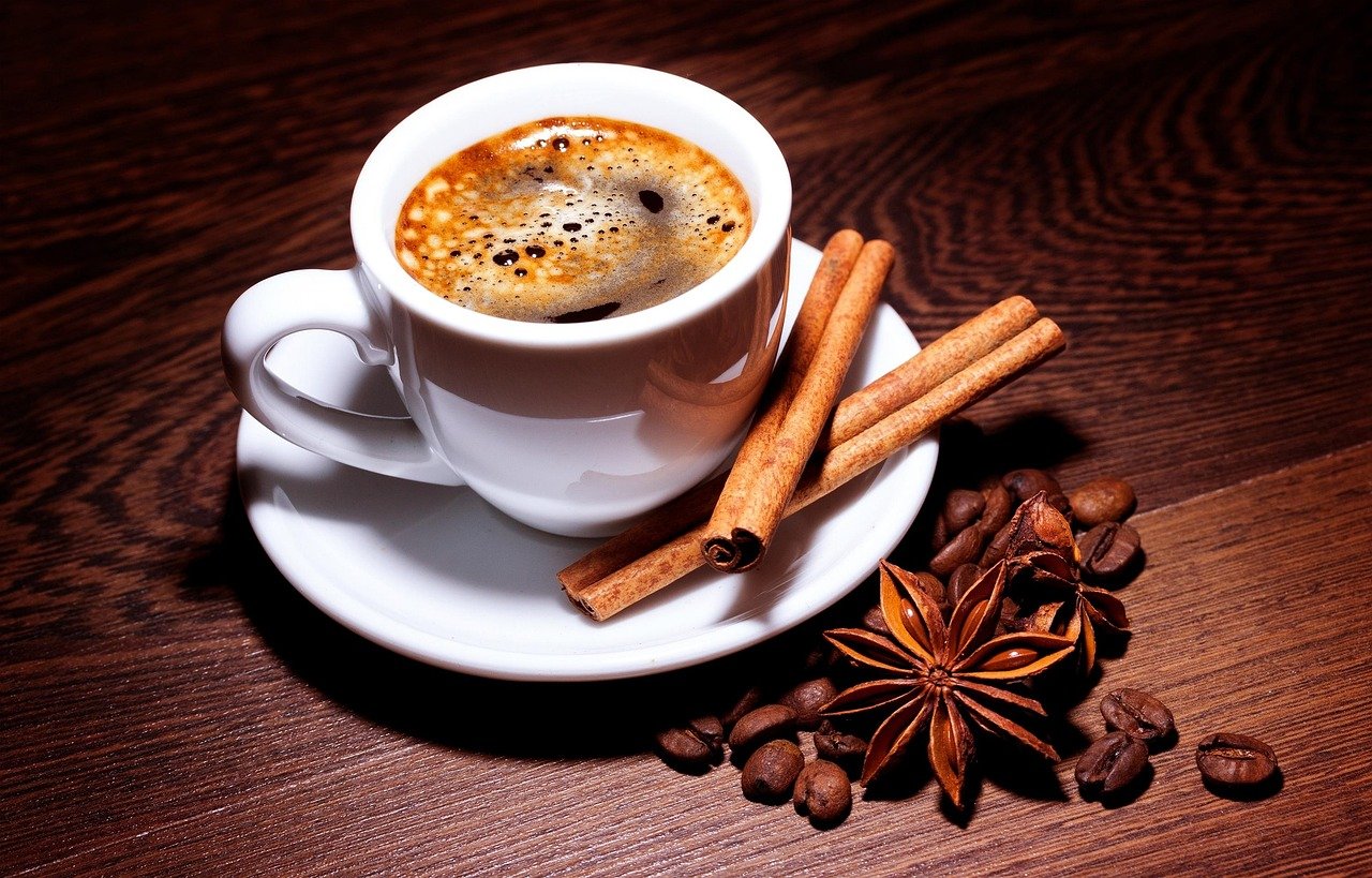 Já a cafeína, presente em cafés, refrigerantes e energéticos, aumenta o risco de ansiedade, insônia e batimentos cardíacos acelerados. Essas reações se tornam especialmente problemáticas em voos noturnos ou de longa duração, em que o descanso é fundamental.
