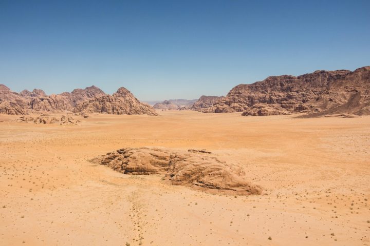 No entanto, a extração desses recursos é desafiadora devido às duras condições climáticas e à infraestrutura limitada da região.