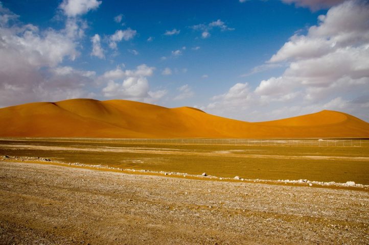 Essa grande amplitude térmica é típica de regiões desérticas, onde a falta de umidade e a ausência de cobertura vegetal permitem que o calor se dissipe rapidamente após o pôr do sol.