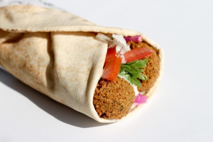 Entre os pratos mais icônicos estão o falafel, o hummus, o kebab, o tabule e o shawarma.