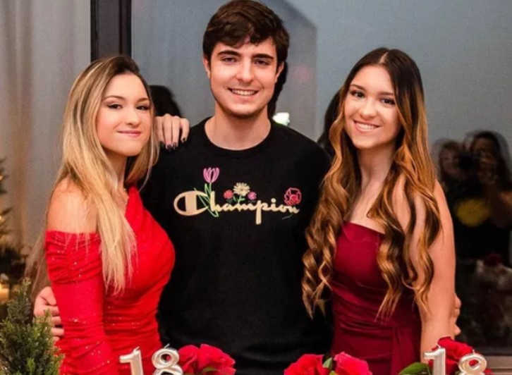 João Augusto (na foto com as irmãs) vive na mansão que foi do pai, em São Paulo. O filho de Gugu explicou ao “Fantástico” que mantém a casa da forma que o apresentador a deixou como uma maneira de confortar a dor do luto. 