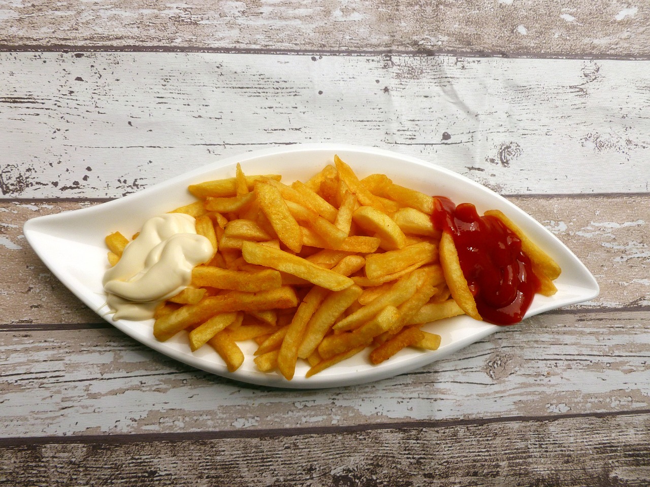 Além disso, há a crença de que a batata frita tenha se originado na Europa no século XIX, tendo registros de um livro (Les Soupers de la Cour) publicado em 1825 sobre culinária francesa.