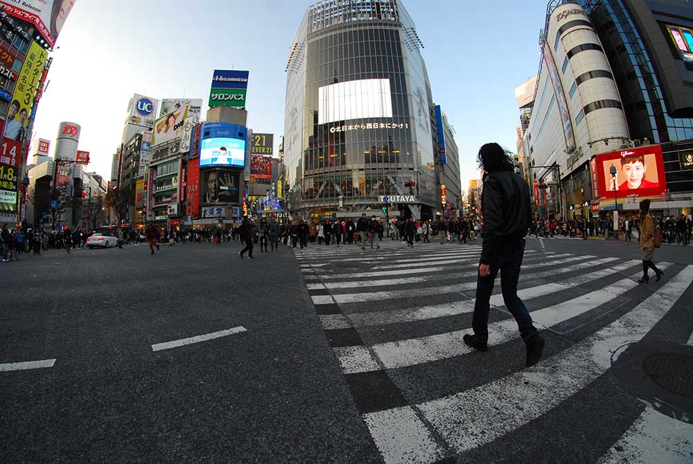 Atualmente, cerca de 29,3% da população japonesa tem 65 anos ou mais, o que agrava a escassez de mão de obra e aumenta os desafios fiscais relacionados aos gastos com seguridade social. 