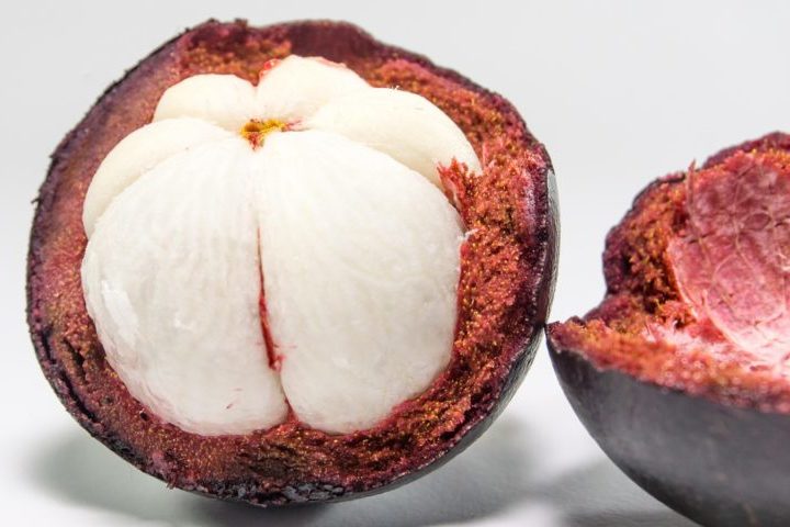 8º) Mangosteen (Indonésia) - Também conhecido como mangostão roxo, é uma planta tropical cultivada por seu fruto doce. Pode ser usado em diversas sobremesas, saladas, cremes, smoothies, chás e sorvetes.