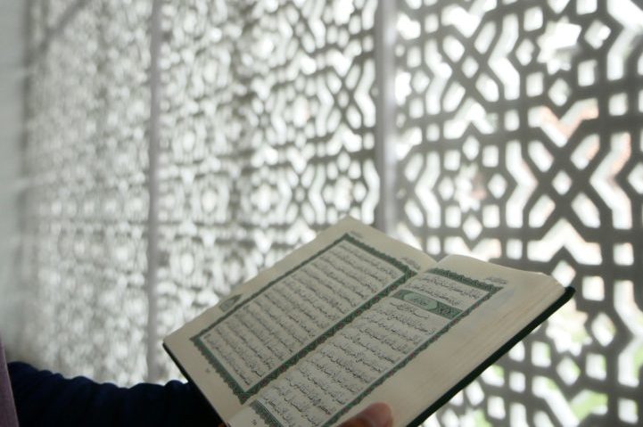 O árabe clássico, usado no livro sagrado do Islã, tornou-se a base do árabe moderno padrão, que é a língua oficial de mais de 20 países.