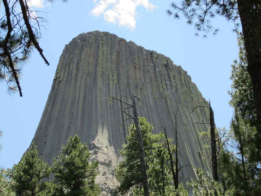 Devils Tower (EUA) – Essa formação geológica em Wyoming tem forma cilíndrica e paredes verticais. Criada por intrusão vulcânica há milhões de anos, é sagrada para tribos indígenas. Popular entre alpinistas, ganhou fama no cinema como cenário de 