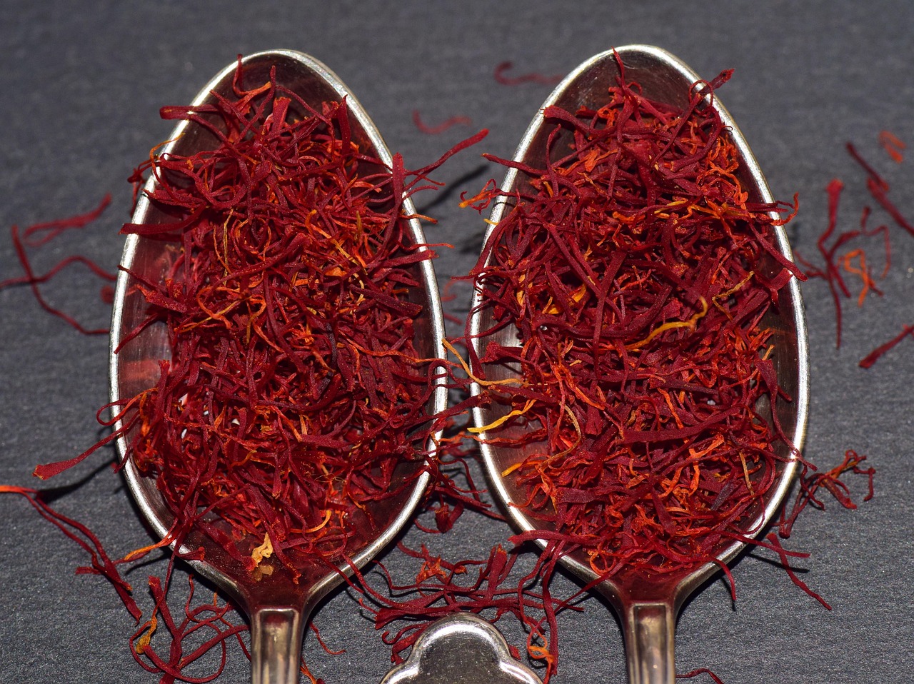 Diferente da cúrcura, o açafrão (Crocus sativus) é uma flor com filamentos de coloração vermelha, que é rico em crocina, crocetina, safranal e canferol, compostos bioativos com ação anti-inflamatória e antioxidante. 