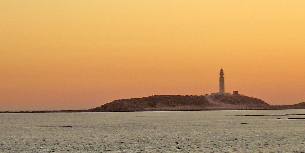 Cabo Trafalgar (Espanha) – Local de uma batalha naval histórica em 1805, quando o almirante Nelson derrotou a frota franco-espanhola. Descoberto por navegadores antigos, tem grande valor estratégico. Hoje, é um destino turístico com praias intocadas e um farol pitoresco.