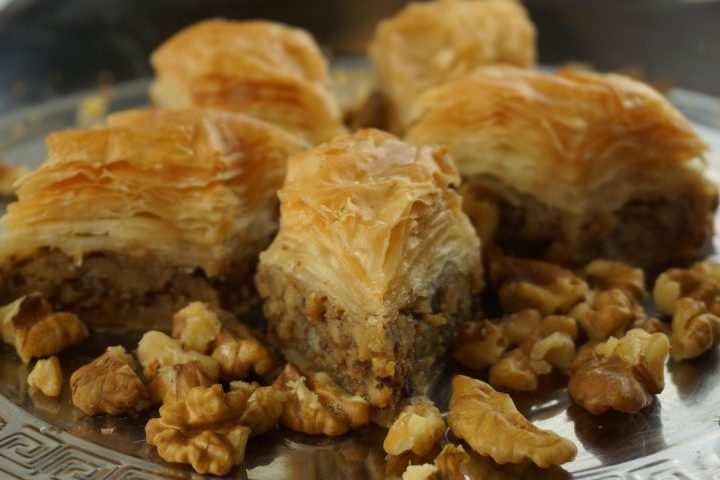Doces como o baklava e o kunafa também são populares, e se destacam pelo uso de mel, nozes e massas finas.
