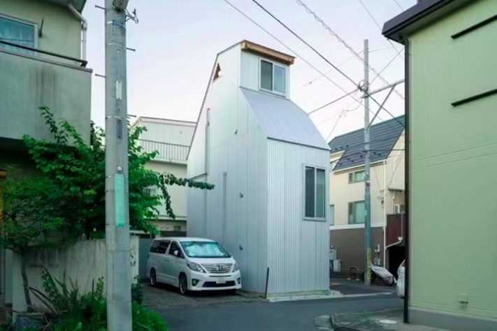 Casa minúscula no Japão impressiona por aproveitamento de espaço