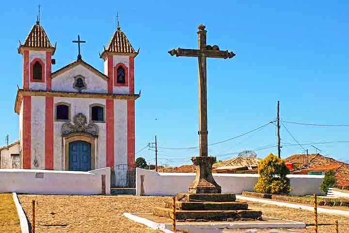 No coração do distrito, a Igreja Nossa Senhora dos Prazeres se impõe com simplicidade e beleza. Construída no século XVIII, ela representa a fé e a história do povoado, sendo ponto de encontro nas tradicionais festas religiosas.- Yaroslav Blanter/Woikimédia Commons