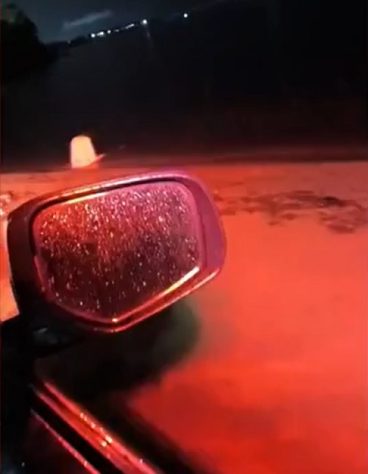 Mulher de branco sentada em praia de Manaus de madrugada gera especulações na internet