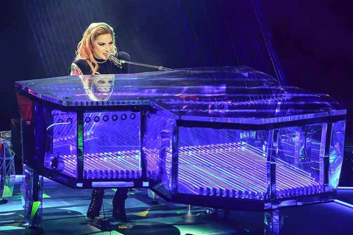 Os cantores que também são pianistas 