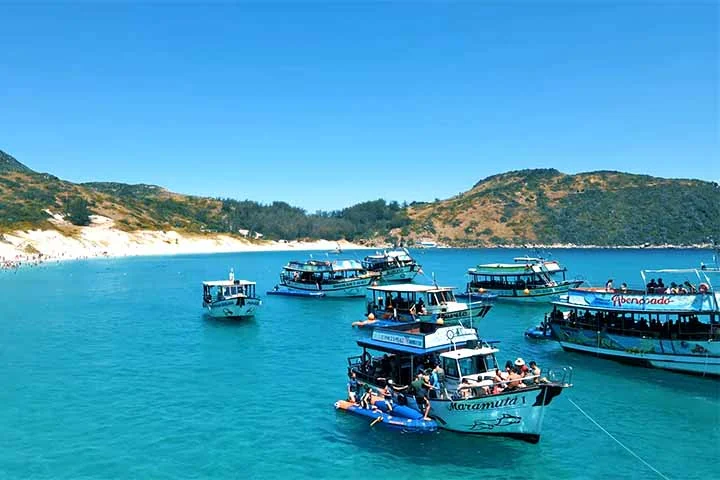Afinal, localizada em uma área protegida pela Marinha do Brasil, ela é considerada uma das praias mais limpas e preservadas não só do estado, mas de todo o país. O acesso controlado e o tempo limitado de visita ajudam a conservar seu visual intocado. -  Reprodução do Youtube Guilherme Spengler