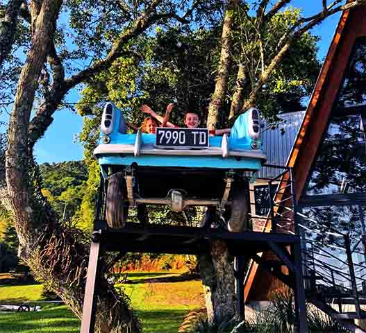 Localizada no alto do Morro São José, a Cabana Bela da Montanha transporta seus visitantes para um ambiente mágico, com decoração e detalhes que remetem ao mundo da famosa obra de ficção.