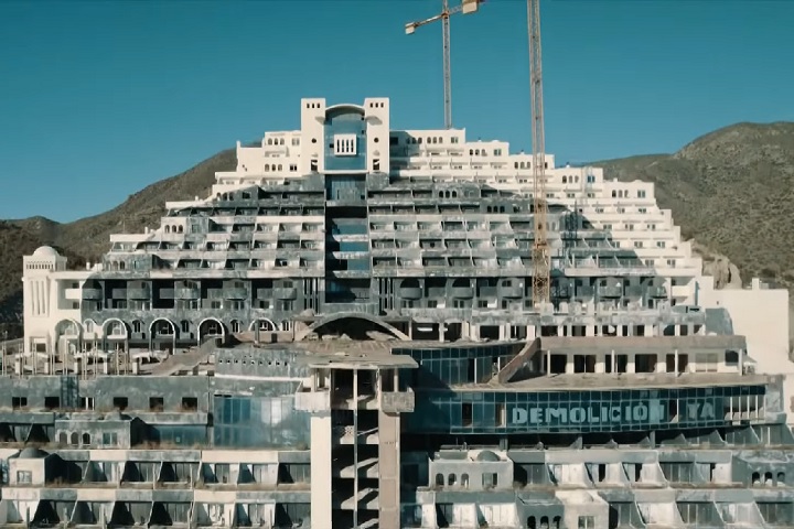 Durante todo esse tempo, a construtora Azata del Sol se esforçou para evitar a destruição ou obter indenização.