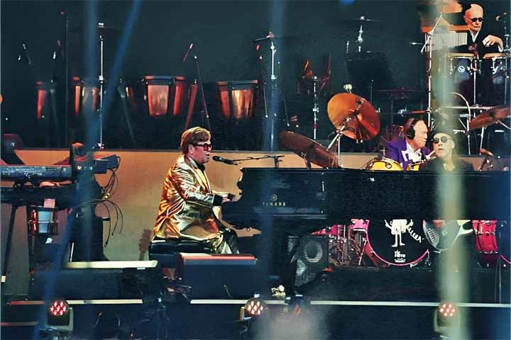 Elton John: compositor, cantor, pianista e produtor britânico, nasceu em 25/3/1947 em Londres. Com dezenas de sucessos internacionais, conquistou cinco estatuetas do Grammy e se notabilizou por seguir no topo durante mais de seis décadas.
