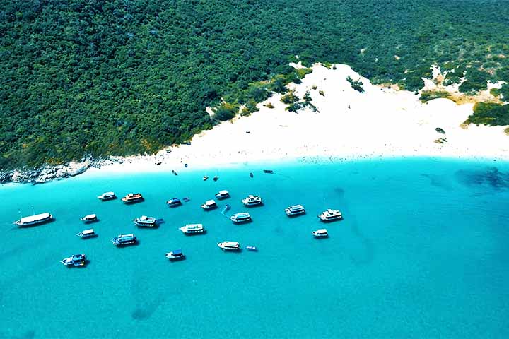 Com águas cristalinas, areias brancas e paisagens de tirar o fôlego, a Praia do Farol é o cartão-postal ideal para abrir as portas de Arraial, onde não faltam mirantes, trilhas, mergulhos e experiências inesquecíveis. Assim, que tal conhecermos mais atrações para se conhecer em Arraial? -  Reprodução do Youtube Guilherme Spengler