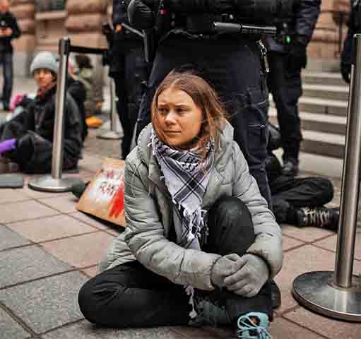 A jovem ativista ambiental Greta Thunberg é outro exemplo de como o autismo pode ser uma força poderosa. Diagnosticada com a Síndrome de Asperger, ela descreve sua condição como um "superpoder" que a ajuda a manter o foco em sua luta pela preservação do meio ambiente.