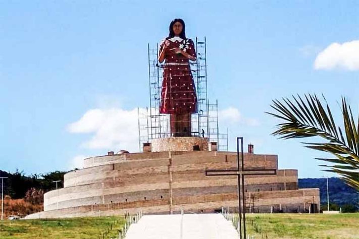 Estátuta da menina Benigna