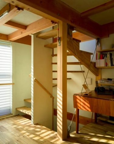 Casa minúscula no Japão impressiona por aproveitamento de espaço