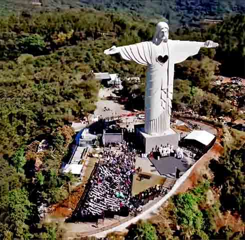 A construção do Cristo Protetor, iniciada em 2019, foi financiada por doações de pessoas, empresas e entidades, sem o emprego de recursos públicos. O Brasil possui diversas estátuas monumentais de Jesus Cristo, erguidas em diferentes cidades e regiões. As obras refletem a forte presença do cristianismo no país e também se tornaram atrações turísticas. Veja onde ficam algumas delas: