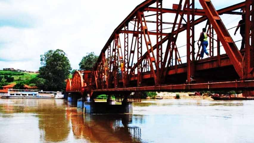 A cidade é conectada a Igaraçu do Tietê pela Ponte Campos Salles, também conhecida como Ponte dos Arcos. 
