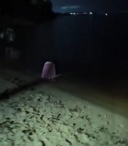 Mulher de branco sentada em praia de Manaus de madrugada gera especulações na internet