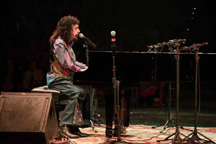 Os cantores que também são pianistas 