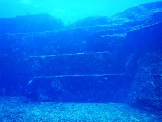 Monumento Yonaguni, Ilhas Ryukyu, Japão - Melkov via Wikimedia Commons