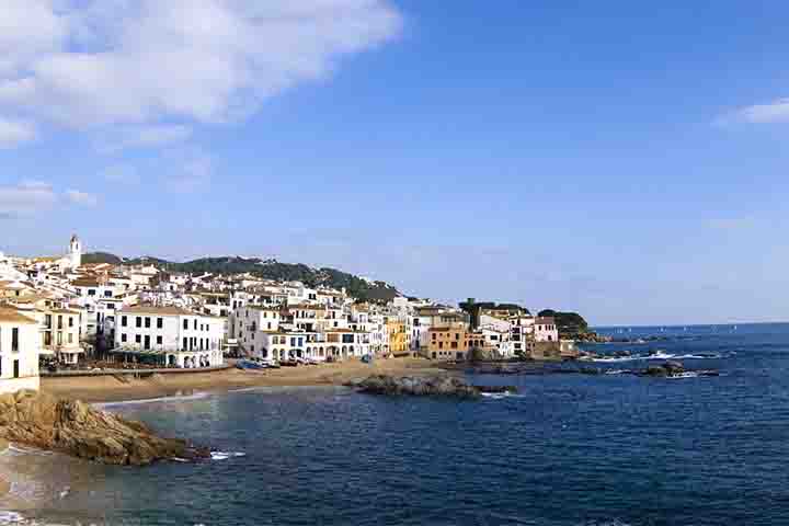 Costa Brava (Espanha) – Localizada na Catalunha, combina praias paradisíacas com vilarejos históricos e uma forte influência de Salvador Dalí. Suas enseadas rochosas e águas cristalinas encantam turistas.