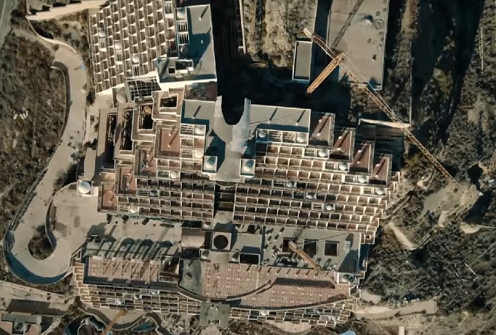 Ao longo de mais de 20 anos, o esqueleto do hotel tornou-se um símbolo de desrespeito às normas ambientais, resistindo a diversas ordens judiciais de demolição.