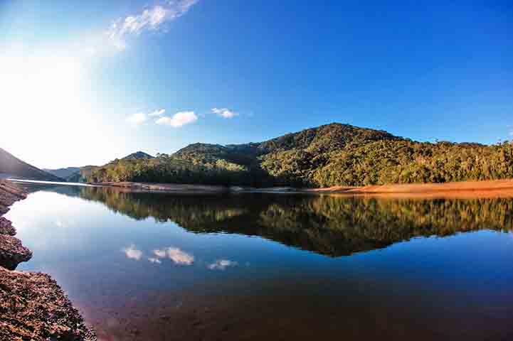Um dos segredos mais bem guardados de Lavras Novas é o Cânion na Represa do Custódio. A paisagem é formada por paredões de pedra que cercam um espelho d’água calmo e límpido, ideal para quem busca momentos de sossego em meio à natureza.-- Divulgação