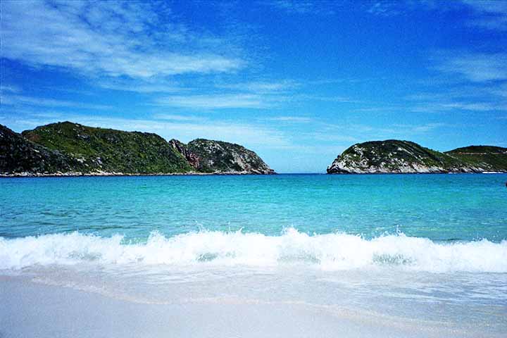 Com opções para quem busca aventura, contemplação ou simplesmente relaxar à beira-mar, o lugar é ideal para recarregar as energias. Cada experiência em Arraial deixa a sensação de que a natureza caprichou especialmente ali. -  Flickr R3TROVI5OR