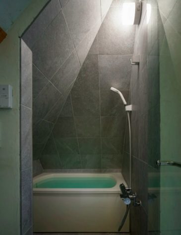 Casa minúscula no Japão impressiona por aproveitamento de espaço