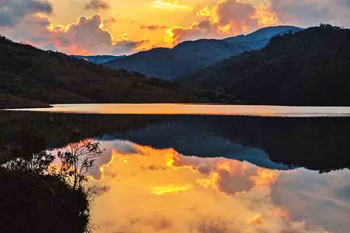 O acesso é feito por trilhas ou passeios de quadriciclo, o que dá um toque de aventura à experiência. O lugar é ótimo para fotos, banhos e momentos de silêncio absoluto.- Divulgação