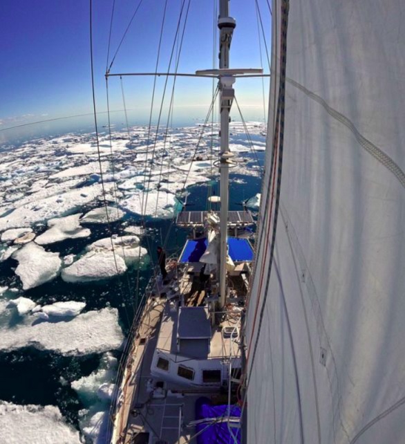 O brasileiro contou com a ajuda de uma pequena equipe russa, incluindo o experiente capitão Shcherbakov, para auxiliar na navegação e na burocracia, já que a região — considerada área militar — é de acesso restrito. 